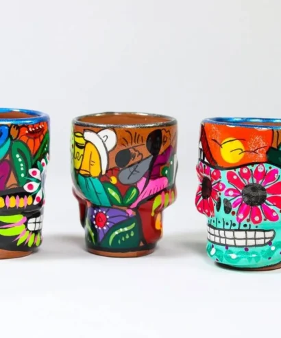 Tequileros de barro estilo calavera mexicanos