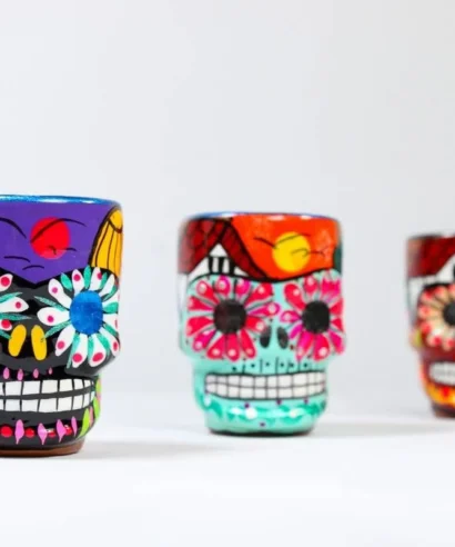 Tequileros de barro estilo calavera mexicanos