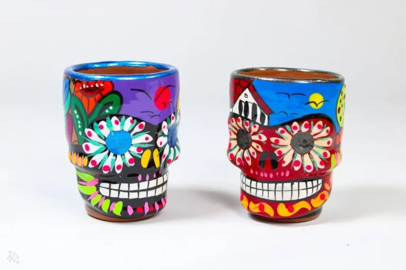 Tequileros de barro estilo calavera mexicanos