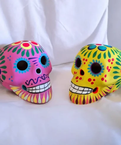 calaveras mexicanas de barro pintadas