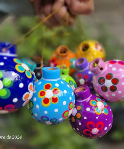 Esferas de barro pintadas a mano
