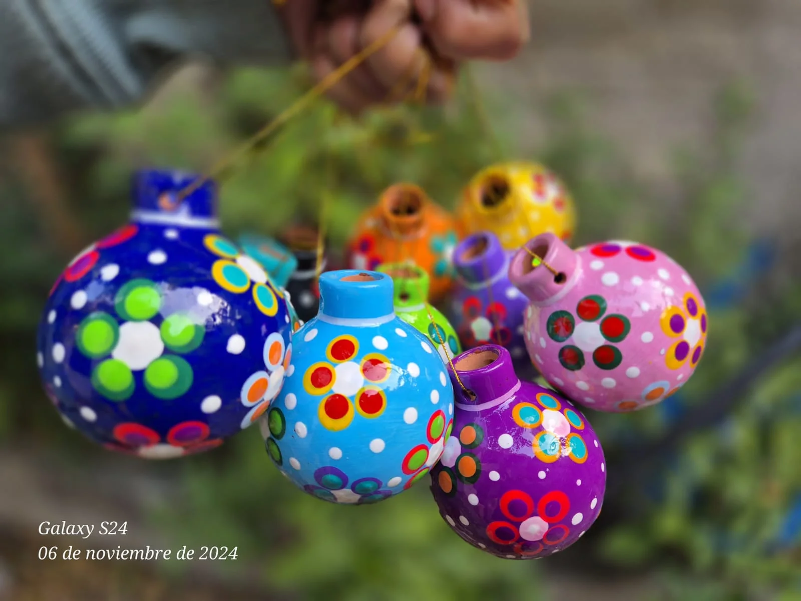 Esferas de barro pintadas a mano Esferas de barro pintadas a mano