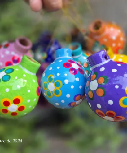 Esferas de barro pintadas a mano Esferas de barro pintadas a mano