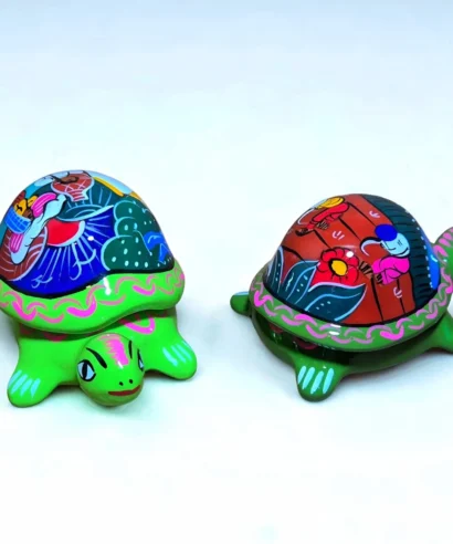 Alhajeros de barro con escenas de tradiciones mexicanas