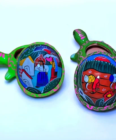 Alhajeros de barro con escenas de tradiciones mexicanas