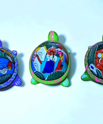 Alhajeros de barro con escenas de tradiciones mexicanas