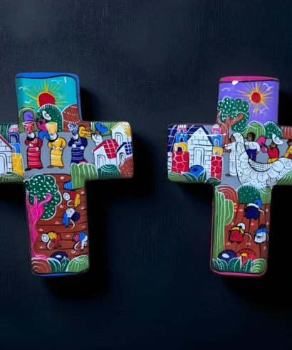 Cruces de barro pintadas a mano