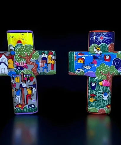 Cruces de barro pintadas a mano