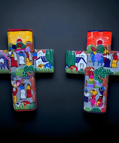 Cruces de barro pintadas a mano