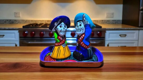 Juego de saleros y pimenteros de barro artesanales