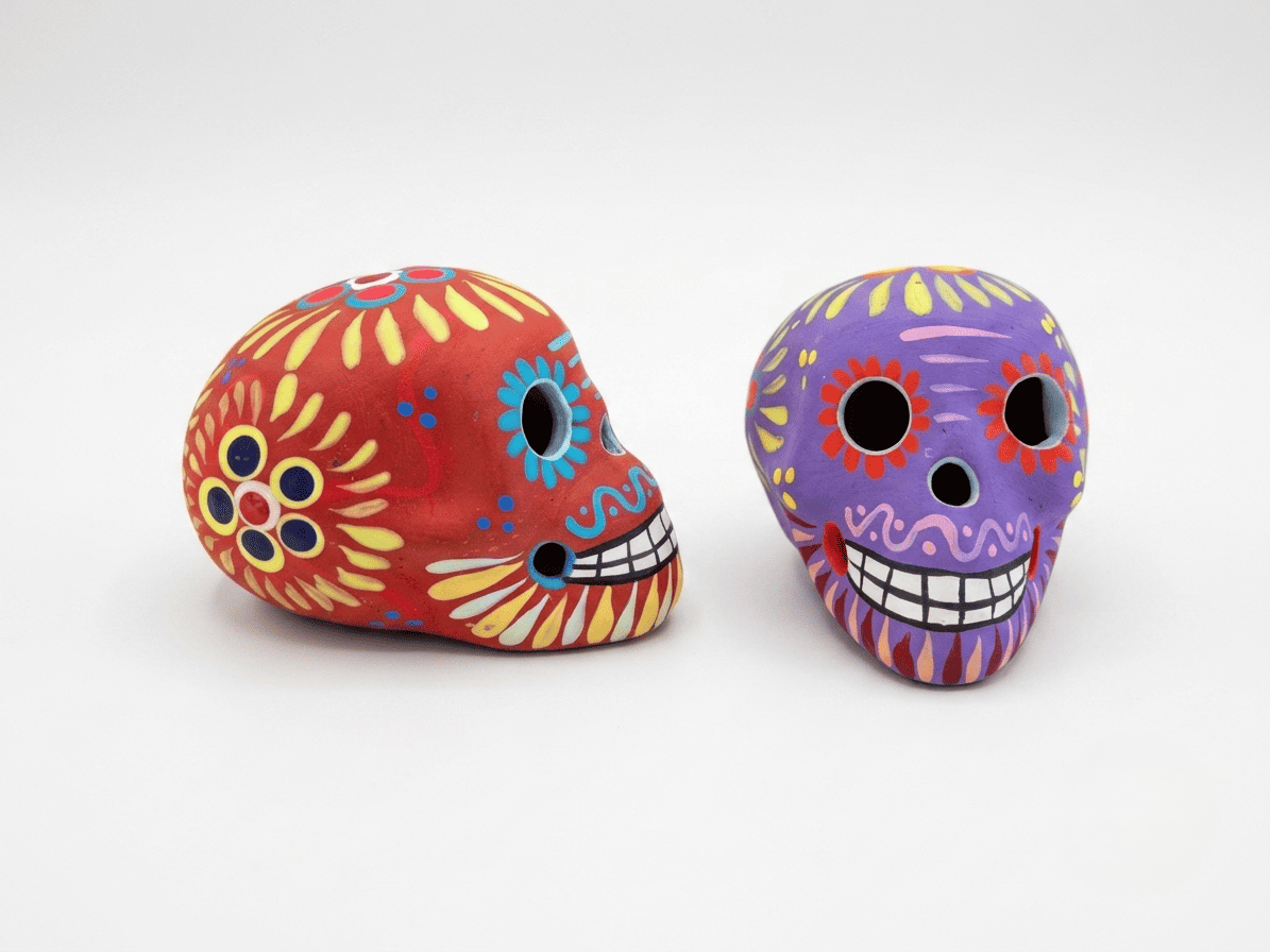 Calaveras de barro pintadas a mano
