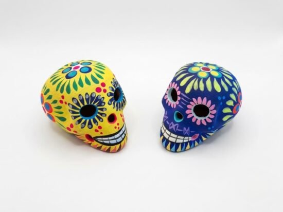 Calaveras de barro pintadas a mano