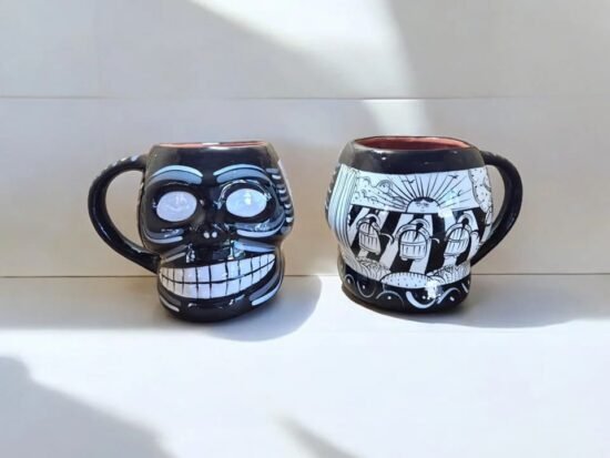 Taza de calavera en barro